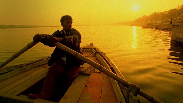 慢镜头船的视角，日落时分，在恒河上划船的印度人/瓦拉纳西，印度视频下载