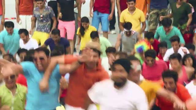 一群人在板球场上奔跑，德里，印度视频素材