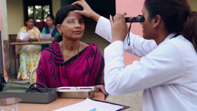 印度哈里亚纳邦，索尼帕特，医生正在医院检查病人视频素材