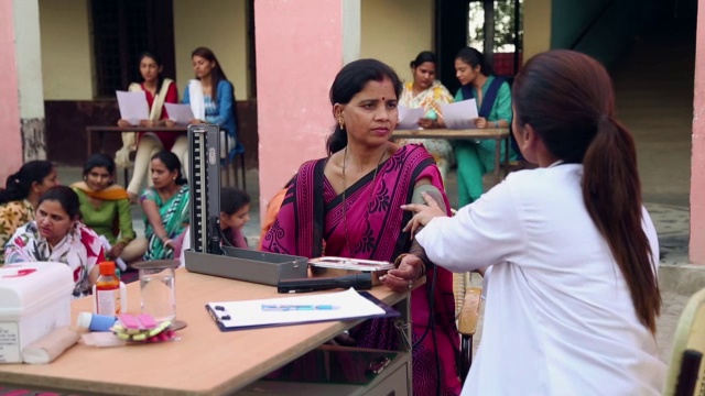 印度哈里亚纳邦，索尼帕特，医生正在医院检查病人视频素材