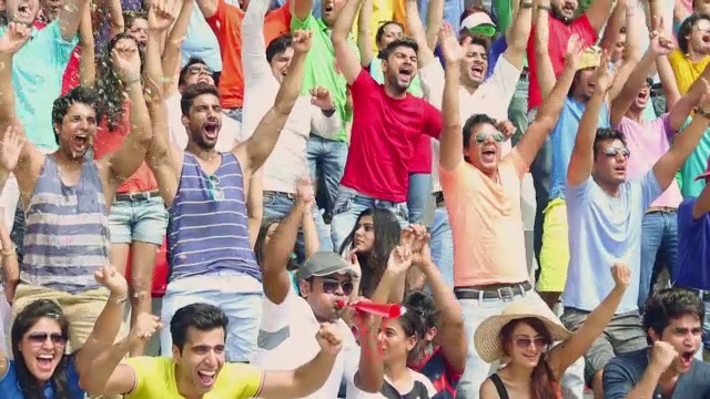 一群人在印度德里的体育场观看板球比赛视频素材