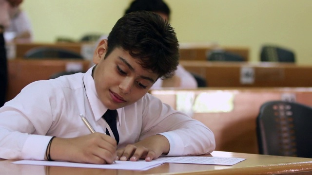 印度北方邦，诺伊达，一名男孩在教室里学习视频购买
