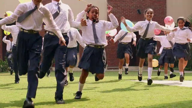 印度北方邦诺伊达的一群学生在跑步视频购买