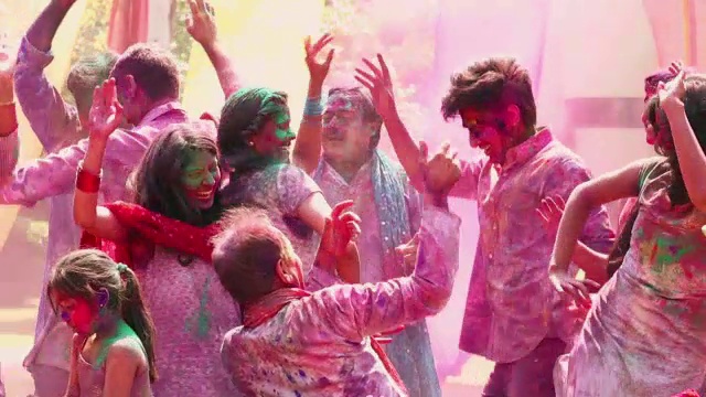 印度德里胡里节上的家庭舞蹈视频素材