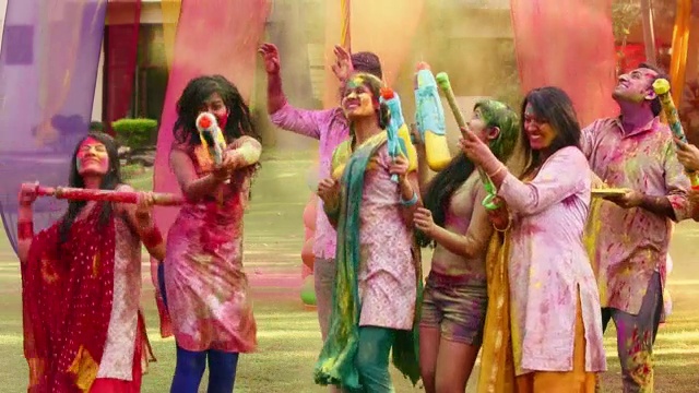 印度德里，一家人一起玩胡里节视频素材