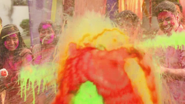 印度德里，胡里节，家庭喷洒pichkari视频素材