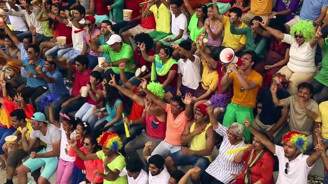一群人在印度德里的体育场观看板球比赛视频素材