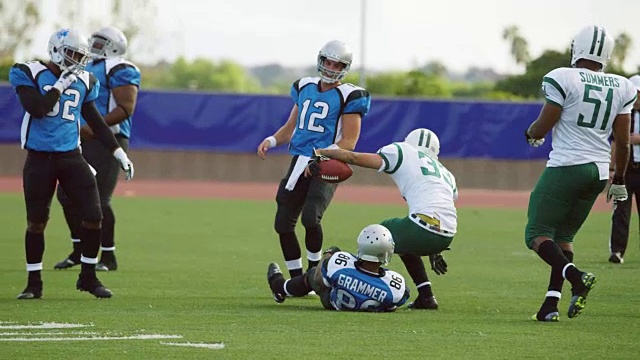 WS SLO MO，足球运动员带着足球跑，被摔倒在地。视频下载