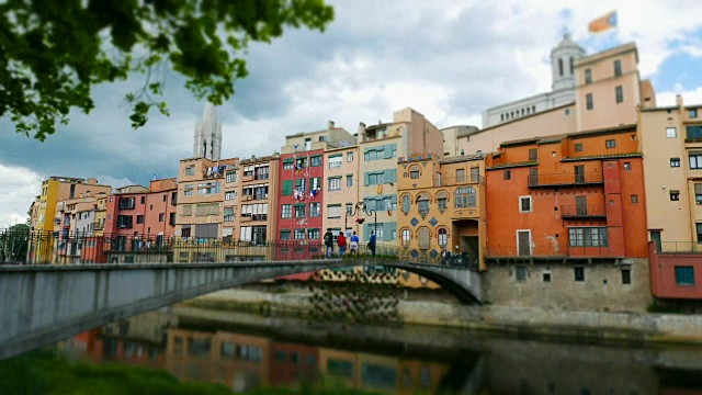 赫罗纳，西班牙——在加泰罗尼亚城市的历史街区，游客穿过一座桥的时间视频购买