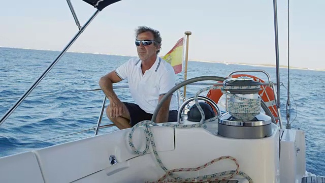 一名男子驾驶一艘帆船，西班牙伊比沙岛视频下载