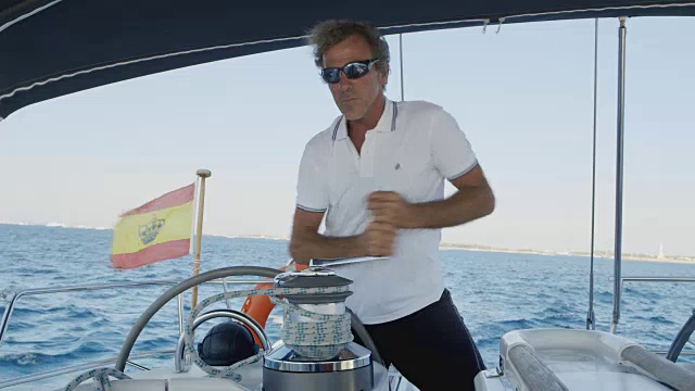 一名男子驾驶一艘帆船，西班牙伊比沙岛视频下载