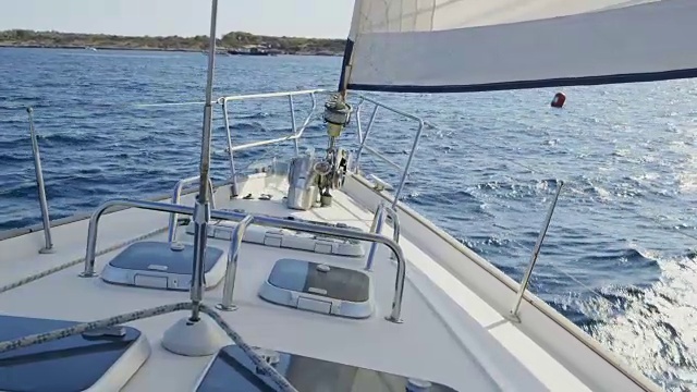 MS, POV从一艘航行的船向前看/伊比沙，西班牙视频下载