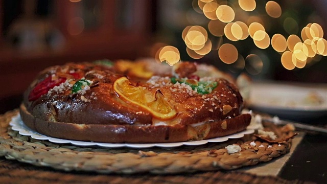 甜蜜的圣诞节。Roscón de Reyes在桌子上。视频素材