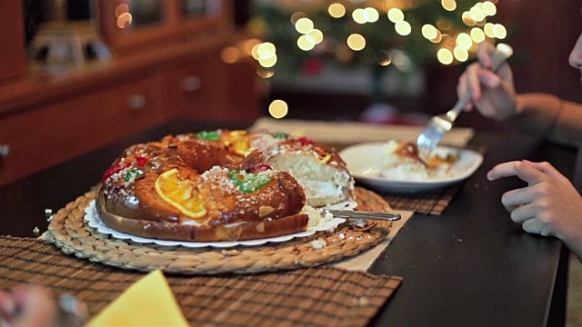 女孩们在吃圣诞蛋糕。Roscon de Reyes。视频素材