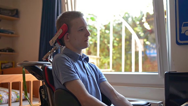 使用电脑的残疾青年视频下载