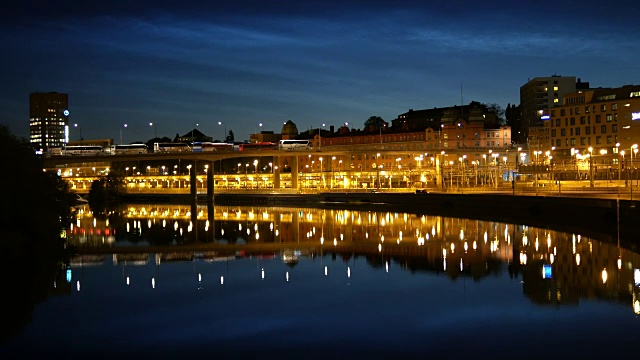 夜间的城市运河视频下载