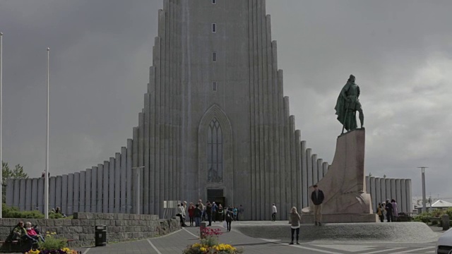 Leifur Eiríksson 和 Hallgrímskirkja 教堂视频素材