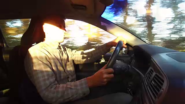 司机在日落时分视频素材