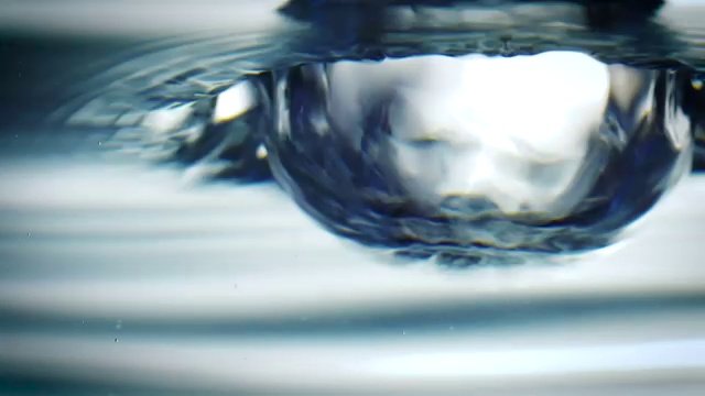 近距离观察水滴在水中的下落视频素材