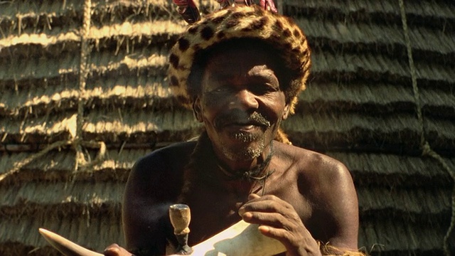 南非夸祖鲁-纳塔尔省德班，中等口径的黑祖鲁药师正在用喇叭烟斗抽烟视频下载