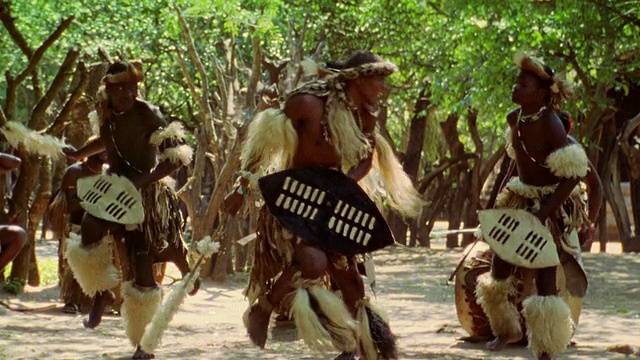 南非夸祖鲁-纳塔尔省的德班，穿着服装的黑人祖鲁人在户外跳土著舞蹈视频下载