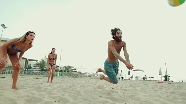 朋友们玩沙滩排球，玩得很开心视频下载
