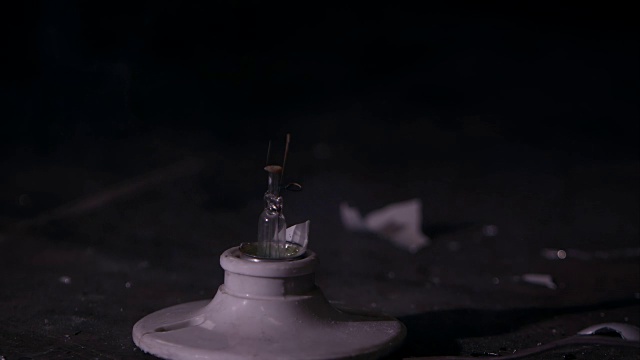 灯泡被锤子砸坏了。视频素材