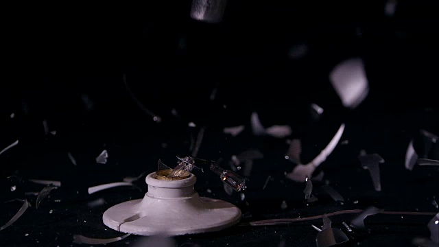 灯泡被锤子砸碎的慢动作。视频素材