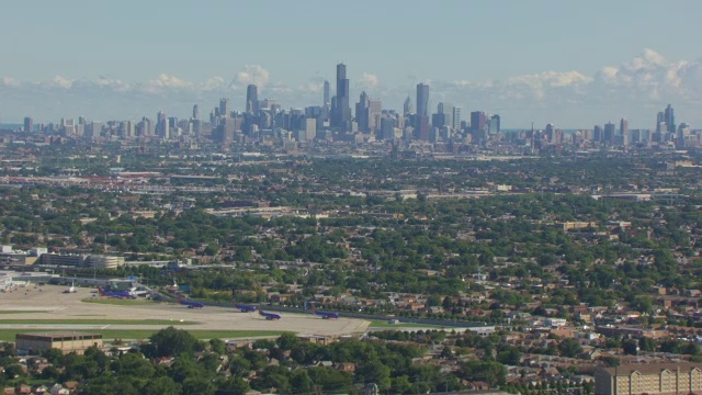 WS AERIAL POV芝加哥中途国际机场，现代天际线背景/芝加哥，库克县，伊利诺伊州，美国视频下载