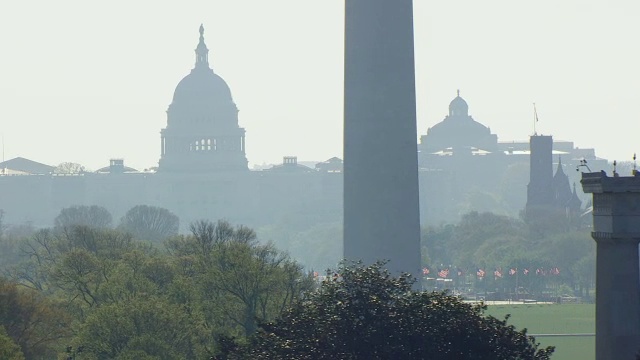 林肯纪念堂、华盛顿纪念碑和美国国会大厦的MS AERIAL POV视图，美国华盛顿特区视频下载