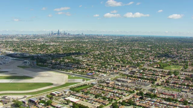 WS AERIAL POV在背景/芝加哥，库克县，伊利诺斯州，美国的市中心天际线周围的邻里视图视频下载