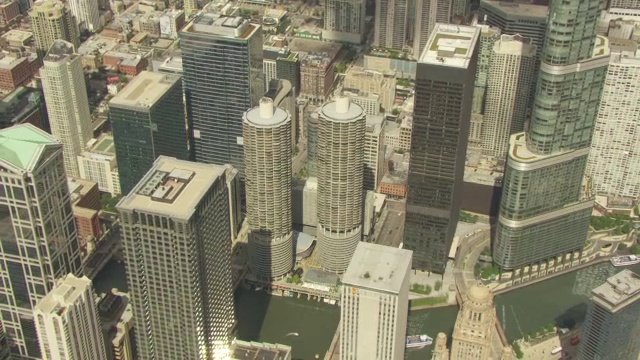 美国伊利诺斯州库克县玛丽娜市/芝加哥的现代天际线的WS AERIAL POV视图视频素材