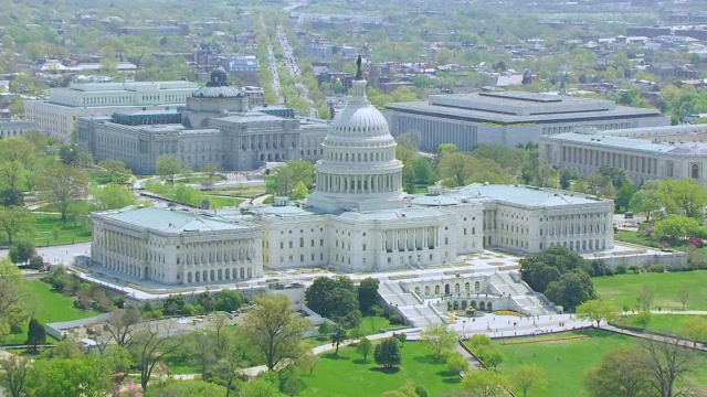 美国国会大厦与城市/华盛顿特区的WS空中视角，美国视频下载