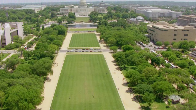 从国家广场到美国国会大厦的WS空中视角，美国华盛顿特区视频下载