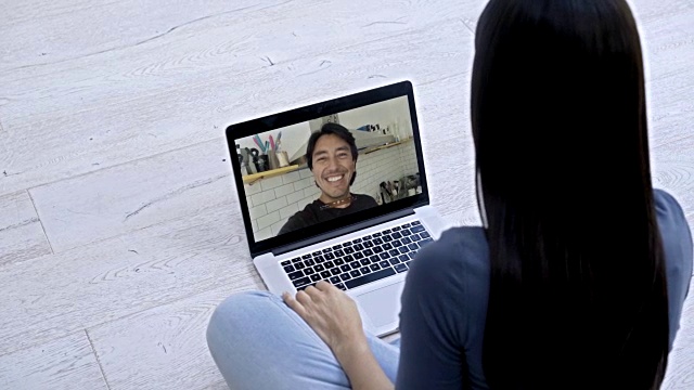 女人用笔记本电脑和男友视频聊天视频下载