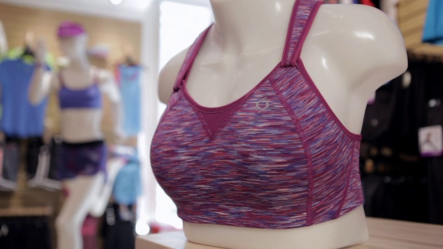 运动商店里人体模特身上的运动胸罩视频下载