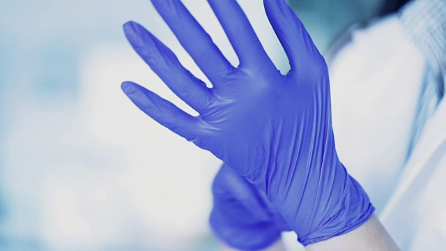 科学家们戴着防化学物质的手套，慢镜头视频下载