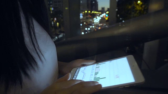 女性在晚上使用平板电脑视频素材