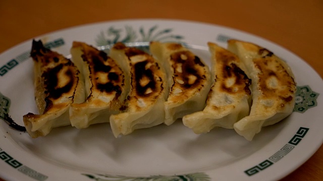 餐桌上的日式煎饺视频素材