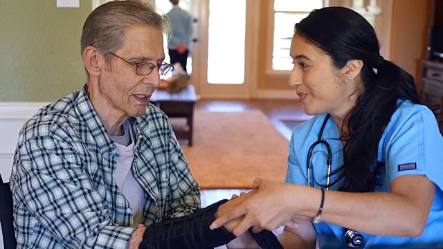 家庭护理护士协助老年患者使用手臂支架视频素材