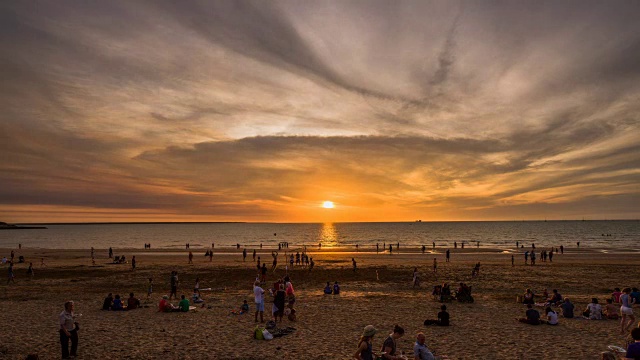 人们在达尔文海滩享受假期的照片视频下载