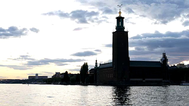 黄昏时分的斯德哥尔摩市政厅视频下载