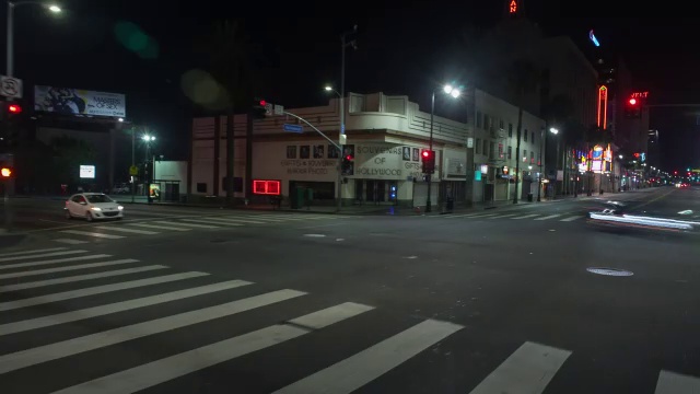 夜间在城市街道上行驶的车辆视频素材