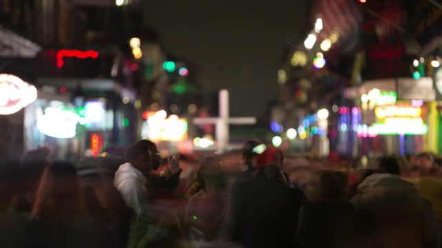 人们在狂欢节的晚上走在街上视频下载