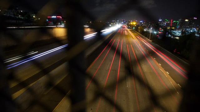 夜间街道上的交通，以现代城市为背景视频素材