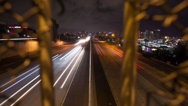 WS T/L夜间街道上的交通，以现代城市为背景视频素材