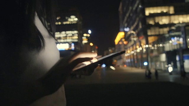 女性在晚上使用平板电脑视频素材