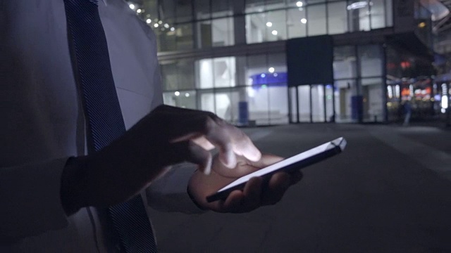 晚上在城市里用手机的男人视频素材