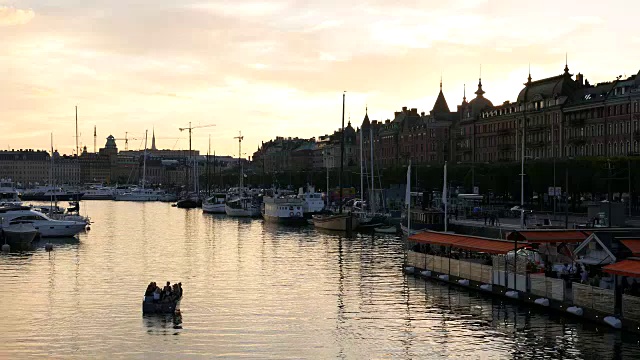 黄昏时分的斯德哥尔摩运河视频下载