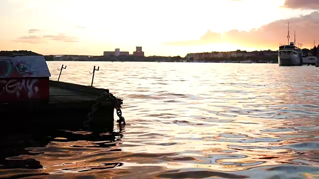 城市湖在日落慢镜头视频下载